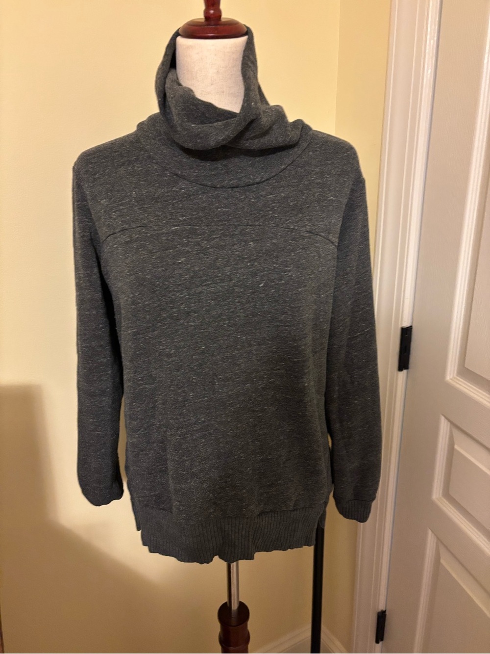 ALO Cozy Charcoal Gray Turtleneck Sweatshirt - Women's.